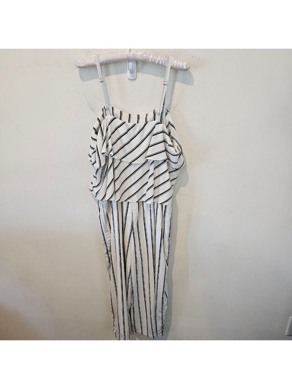 Women's MELLÓ DAY White & Black Striped Ruffle Cropped Jumpsuit M Pockets! - Picture 6 of 9